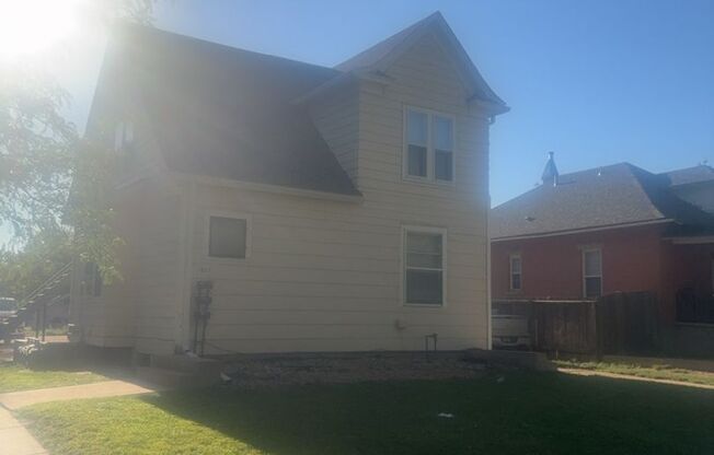 2 Bed / 1 Bath Top-Floor Apartment – Across from UNC!