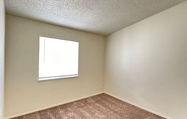 2 beds, 1 bath, $1,350, Unit Unit 136