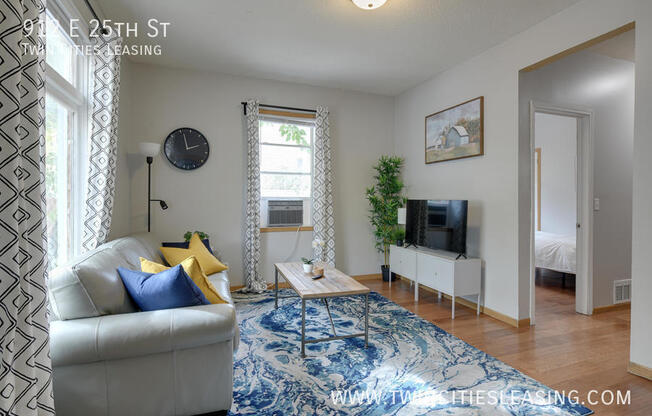 912 E 25 ST