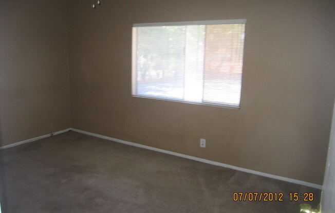 This Townhouse is located minutes from the freeway!