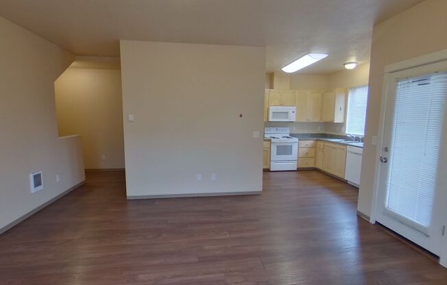 3 beds, 2.5 baths, $2,400, Unit 7