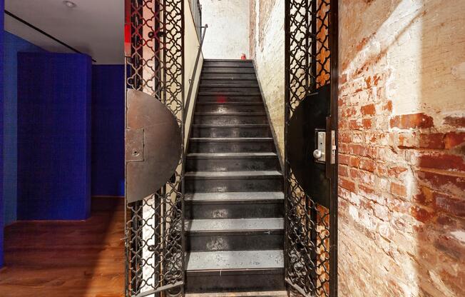 407 W 39 ST