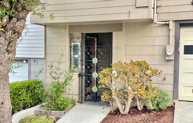 3BD/2BA+Office Classic Portola Home! Parking! Laundry! Decks and Yard! Pet OK! PROGRESSIVE