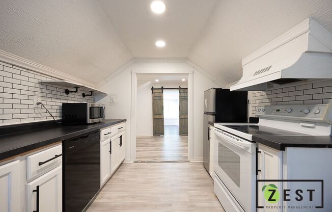 2 beds, 1 bath, $1,100, Unit Unit 2