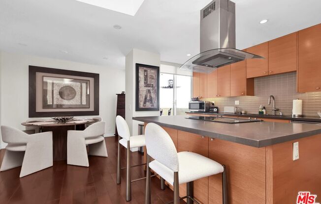 1 bed, 2 baths, 966 sqft, $5,700, Unit 901