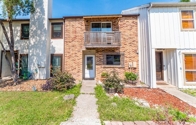 2-BEDROOM TOWNHOME IN ALAMO HEIGHTS