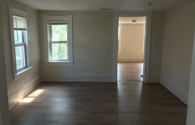 2 beds, 1 bath, 900 sqft, $750, Unit Up