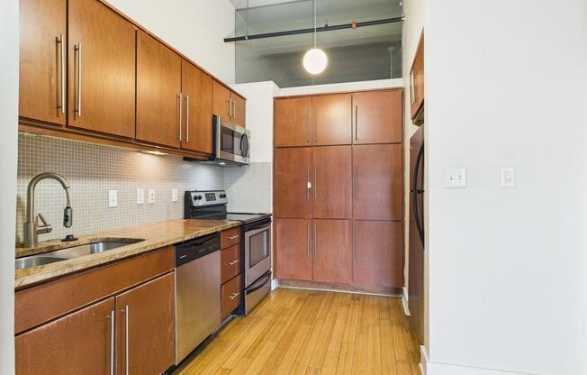 2 beds, 2 baths, 955 sqft, $1,525, Unit 220