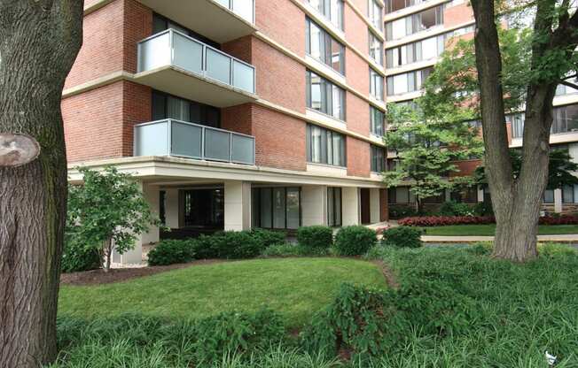 Beautifully Landscaped Grounds  at Calvert House Apartments, Washington