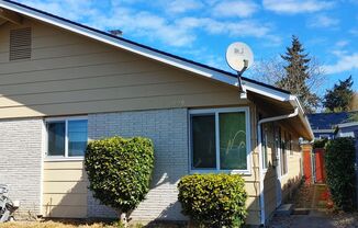 This Great 2 bedroom 1 bathroom Duplex With Air Conditioning in Milwaukie Will Not Last Long!   Water/Sewer Included in the Rent!