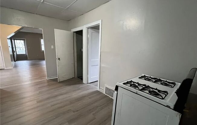 2 beds, 1 bath, $775, Unit Down