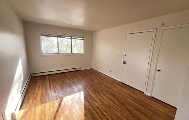 2 beds, 1 bath, $1,375, Unit 6