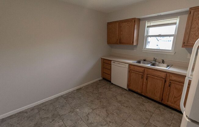 2 beds, 1 bath, $875, Unit 4