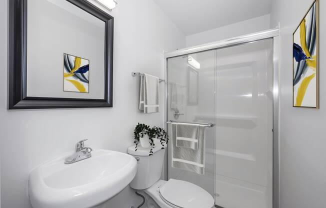 3 Bedroom garden apartment - master bathroom