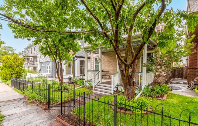 Gorgeous City Park Gem!