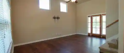 2102 Laura Ct