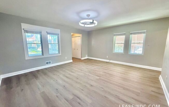 733 CRITTENDEN ST NE