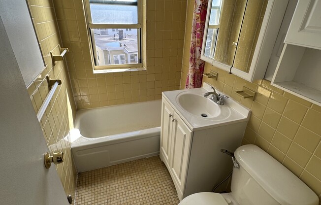 2 beds, 1 bath, $3,100, Unit 18
