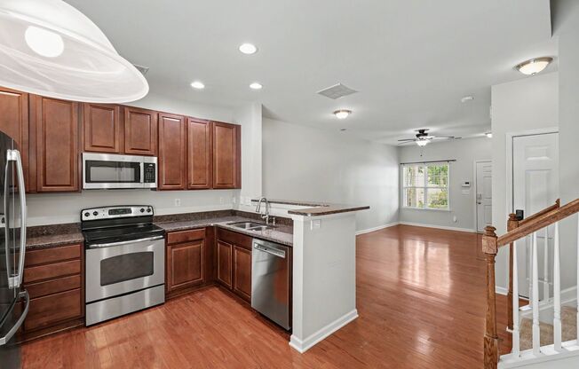 Beautiful 3BR Townhome with Community Pool & Garage!