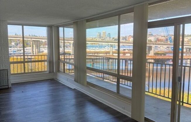 Four Seasons - Spacious 2 Bedroom 2 Bath along Montlake's Portage Bay, Seattle