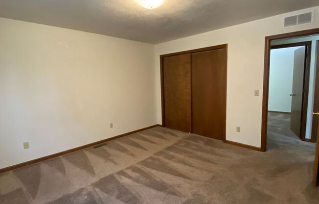 2 beds, 1 bath, $895, Unit APT. B