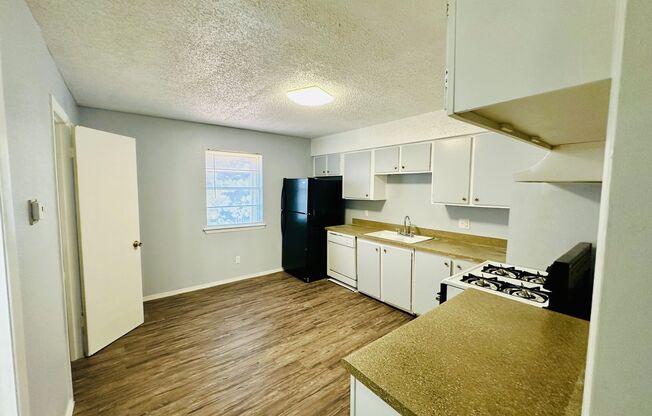 2 beds, 1.5 baths, 992 sqft, $780, Unit 215E