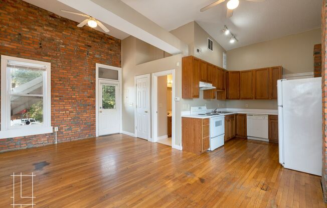 2 beds, 1 bath, $1,350, Unit 221 E. 3rd Ave