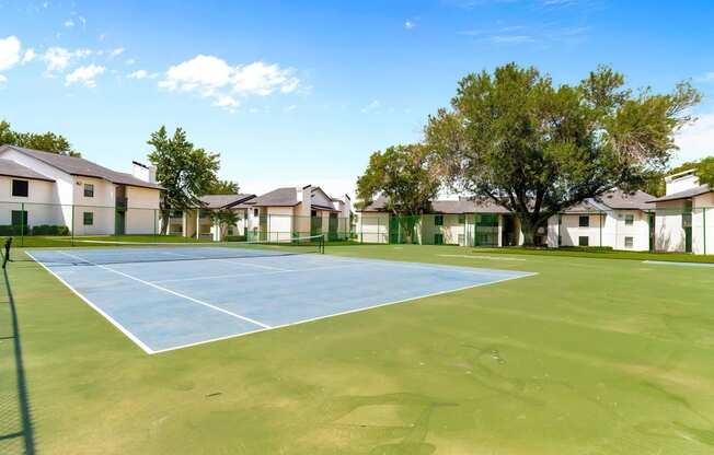 tennis court at the whispering winds apartments in pearland, tx