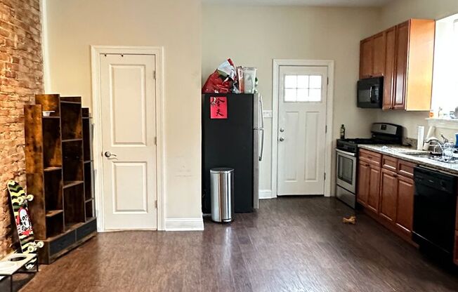 1835 Moore: Newly Renovated!!!!