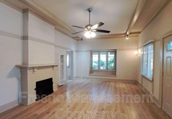 827 E DUDLEY AVE