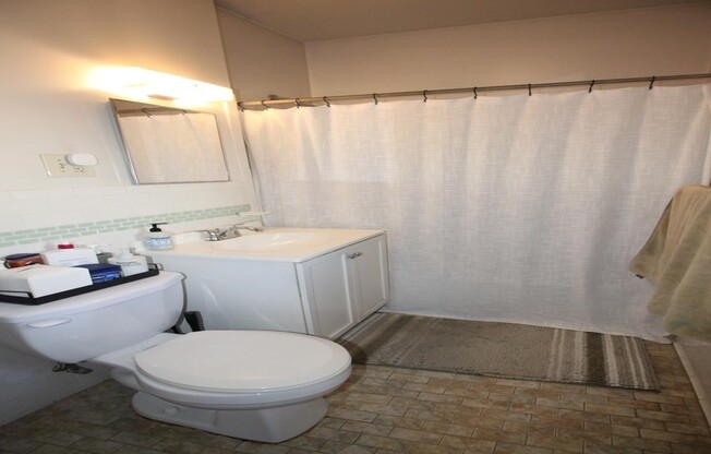 1 bed, 1 bath, 750 sqft, $2,500, Unit 33