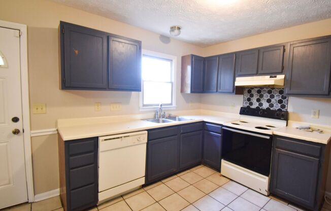 2 beds, 1 bath, $1,100