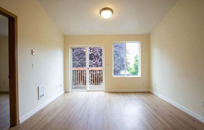 FREE RENT: Bright 1 Bdr w/Open Floorplan, DW & Patio + Cat OK!