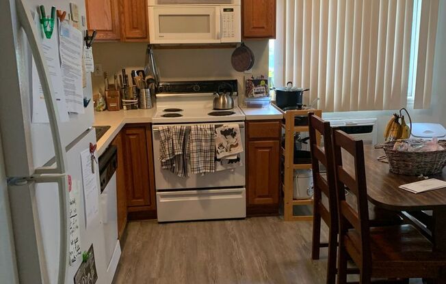 2 beds, 2 baths, 914 sqft, $3,280, Unit 09