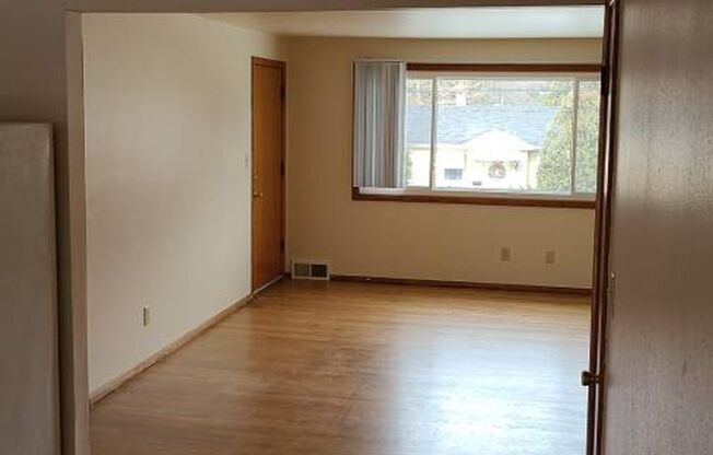2 beds, 1 bath, 850 sqft, $879, Unit 845-2