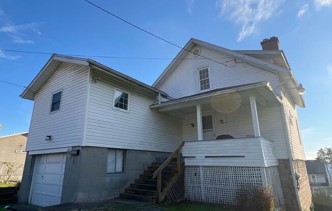 Downtown- 3 bedroom house- Available 5/20/2024