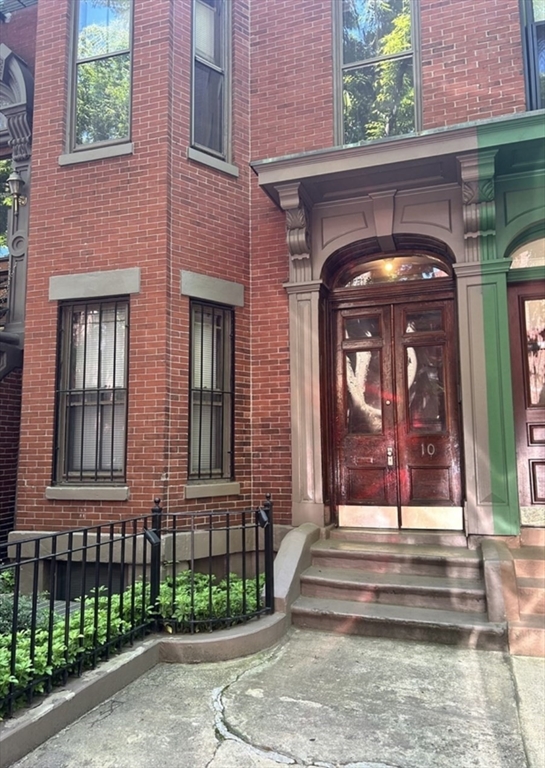 10 WELLINGTON ST