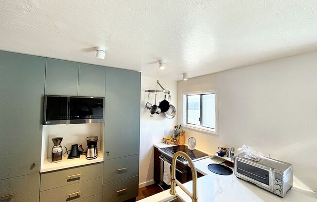 Modern 2B/2.5B TH Steps from Dimond Park A/C, Heated Floors & Washer / Dryer