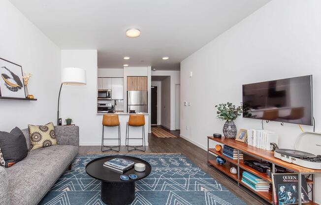 1 bed, 1 bath, 670 sqft, $1,599