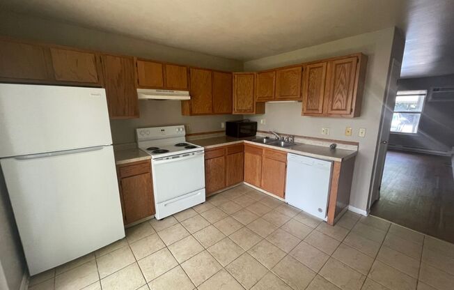 2 beds, 1 bath, 725 sqft, $1,300, Unit 1190-18