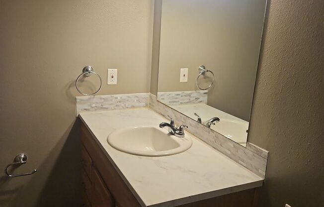 2 beds, 1.5 baths, 1,150 sqft, $995, Unit J01