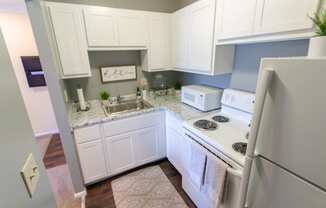 This is a picture of the kitchen in a 549 square foot 1 bedroom, 1 bath apartment at Romaine Court Apartments in the Oakley neighborhood of Cincinnati, Ohio.