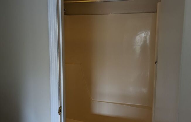 3 beds, 2 baths, $1,400, Unit Unit 202B