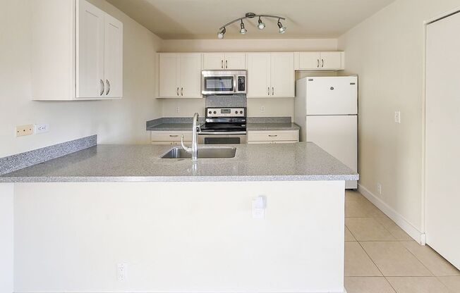 3BR / 2Bath / 2Parking - Shores at Suncrest Townhome in Ewa Beach!