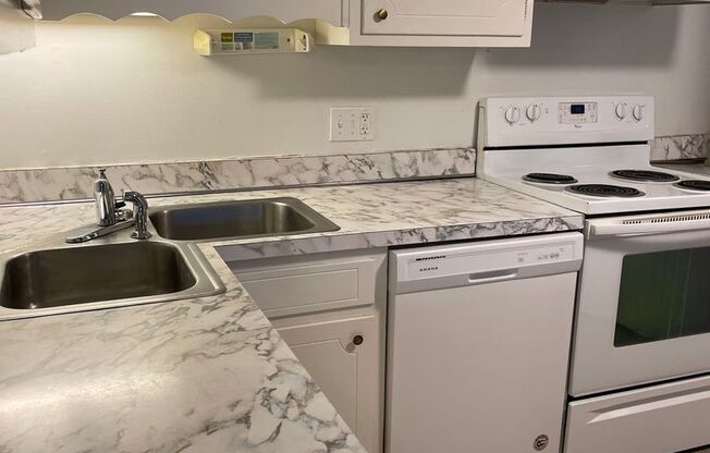 2 beds, 1 bath, 925 sqft, $1,095, Unit 42