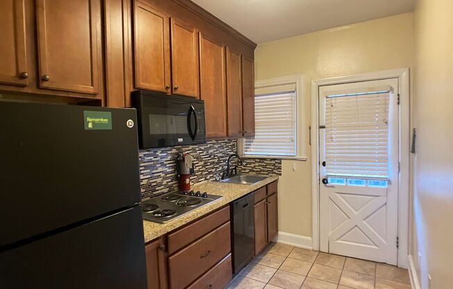 2 beds, 1 bath, $1,700, Unit 919 SW 5th Avenue