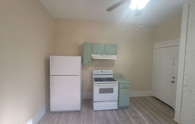 3 beds, 2 baths, 896 sqft, $1,800, Unit UP