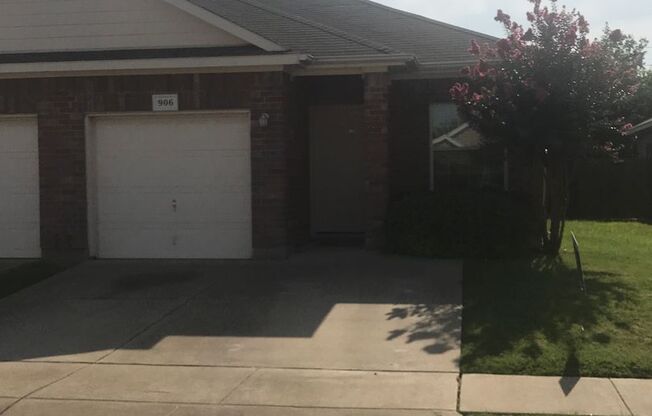 DUPLEX-LARGE FENCED YARD