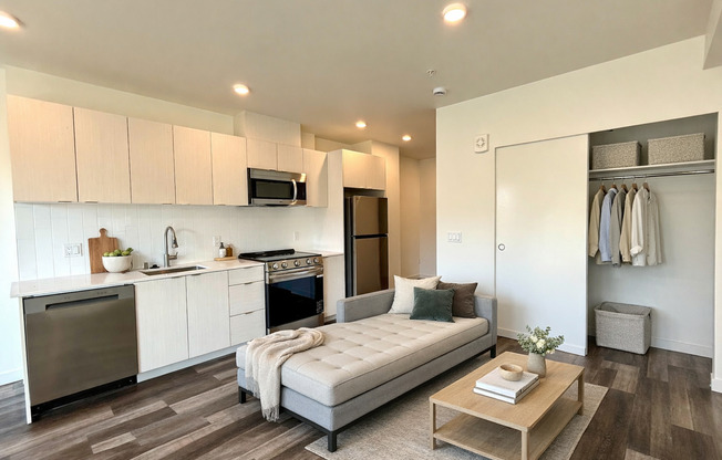 Studio, 1 bath, 278 sqft, $1,925, Unit 301