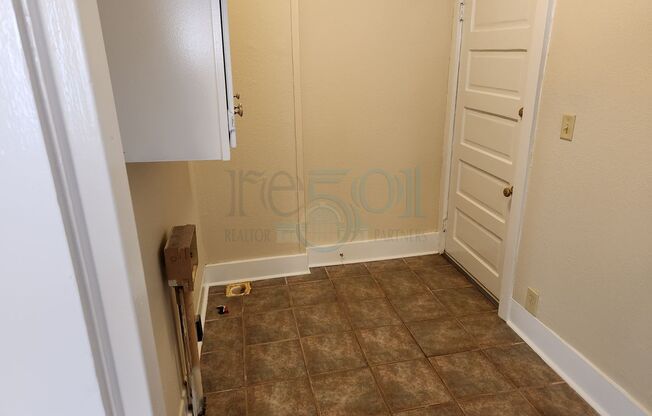 2 beds, 1 bath, $1,095, Unit Battery, 2219 S.